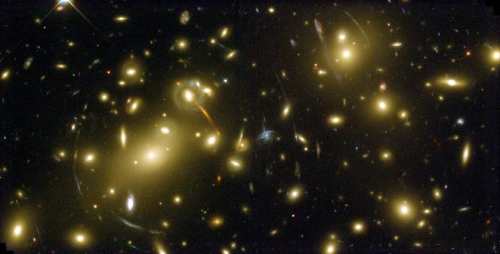 kopa galaxi Abell 2218 na ktorej si meme vimn vrazn efekt gravitanho oovkovania