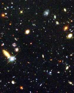detail Hubblovho hlbokho poa na zbere z HST. V poli je jedin hviezda, vetky alie objekty s galaxie
