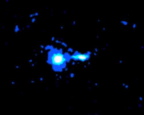 kvazar PKS 0637-752, vzdialený od nás 6 miliárd ly, vyžaruje ako 10 biliónov Slncí z objemu menšieho ako naša slnečná sústava. Röntgenová snímka: družica Chandra.