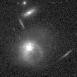 kvazar PKS 2349 na snímke z HST