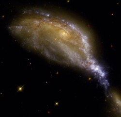 galaxie NGC 6745 po zrke. Vrazn je masvna tvorba hviezd prejavujca sa modrm svitom. Snmka HST zo srie Hubble Herritage