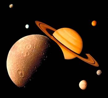 koláž snímkov planéty Saturn a niekoľkých jej mesiacov získaných sondami Voyager