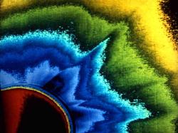 počítačovo spracovaný obrázok koróny v nepravých farbách zobrazujúci úplné zatmenia Slnka