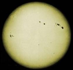 Slnko ako ho mohol vidieť už Galileo Galiei, keď objavil slnečné škvrny