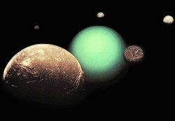 Urán s niektorými svojimi mesiacmi (koláž snímok Voyager 2)