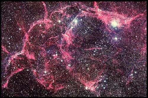 Hmlovina po vbuchu supernovy v shvezd Plachty. Fotka je vo viditenom svetle.