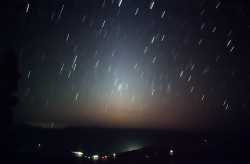 zodiakálne svetlo snímané z hôr pod rovníkom. Čiarky na oblohe sú stopy hviezd. Foto Miroslav Druckmüller
